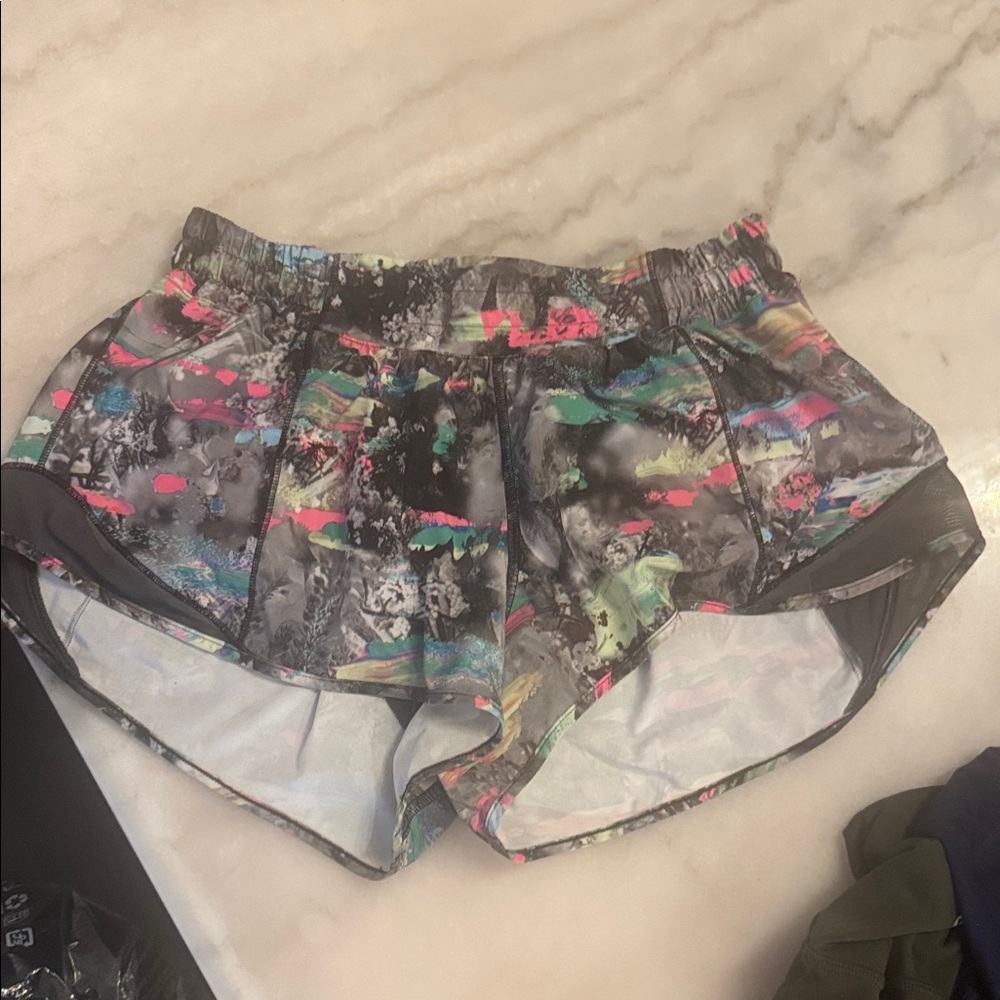 Lululemon Size 8 Hotty Hot 2.5 inch HR Abstract Athletic Shorts